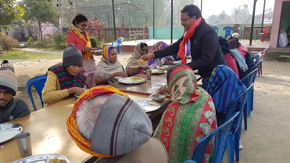 जन्मदिनमा आश्रमका बृद्धवृद्धालाई भोजन