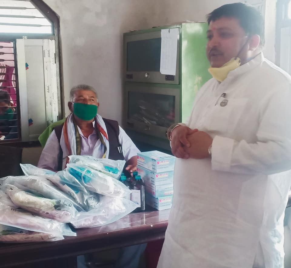 रामनगर स्वास्थ्य चौकीलाई प्रदेश सभा सांसद सिंहद्धारा स्वास्थ्य सामग्री प्रदान