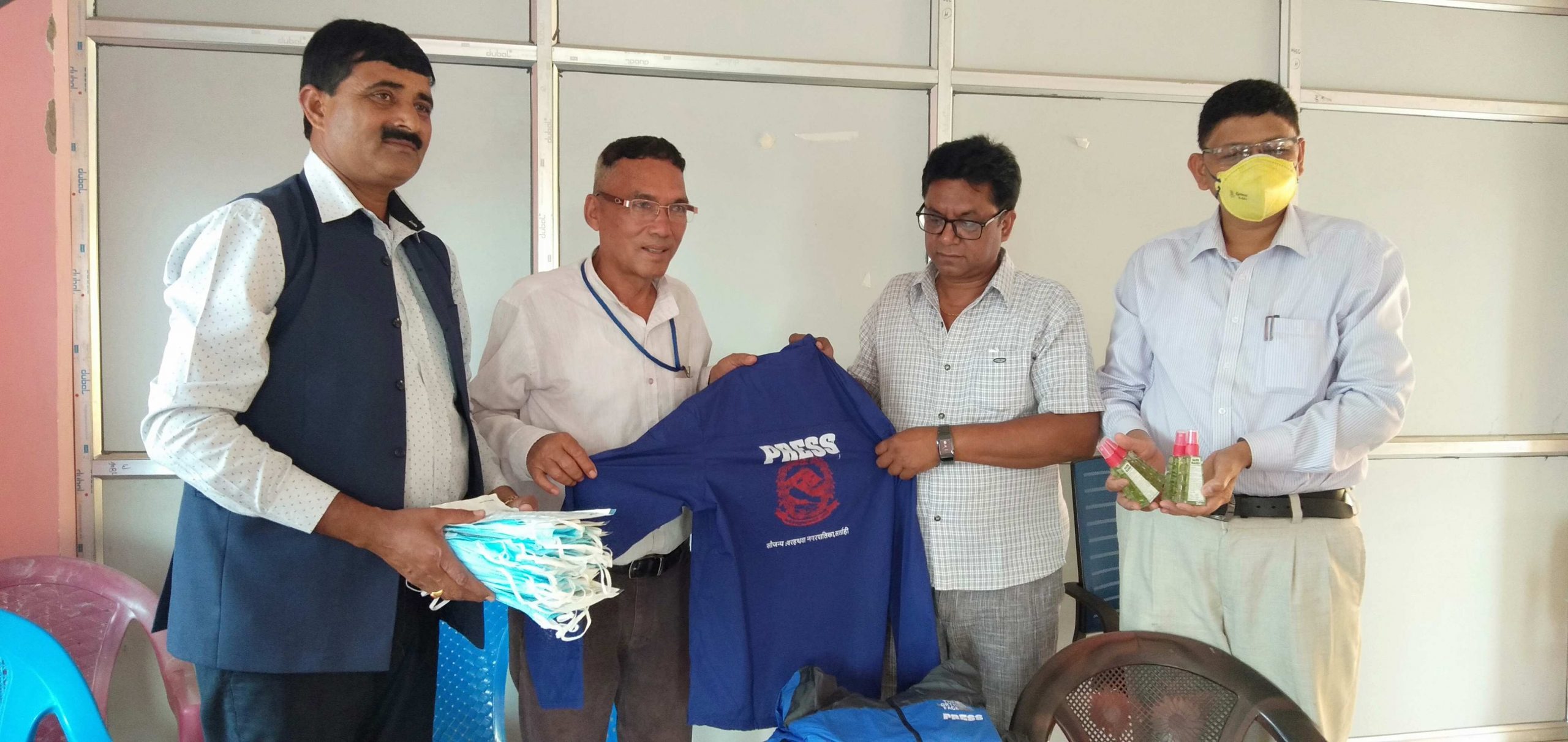 बरहथवा नगरपालिकाले पत्रकारलाई दियो प्रेस ज्याकेट र स्वास्थ्य सुरक्षा सामग्री