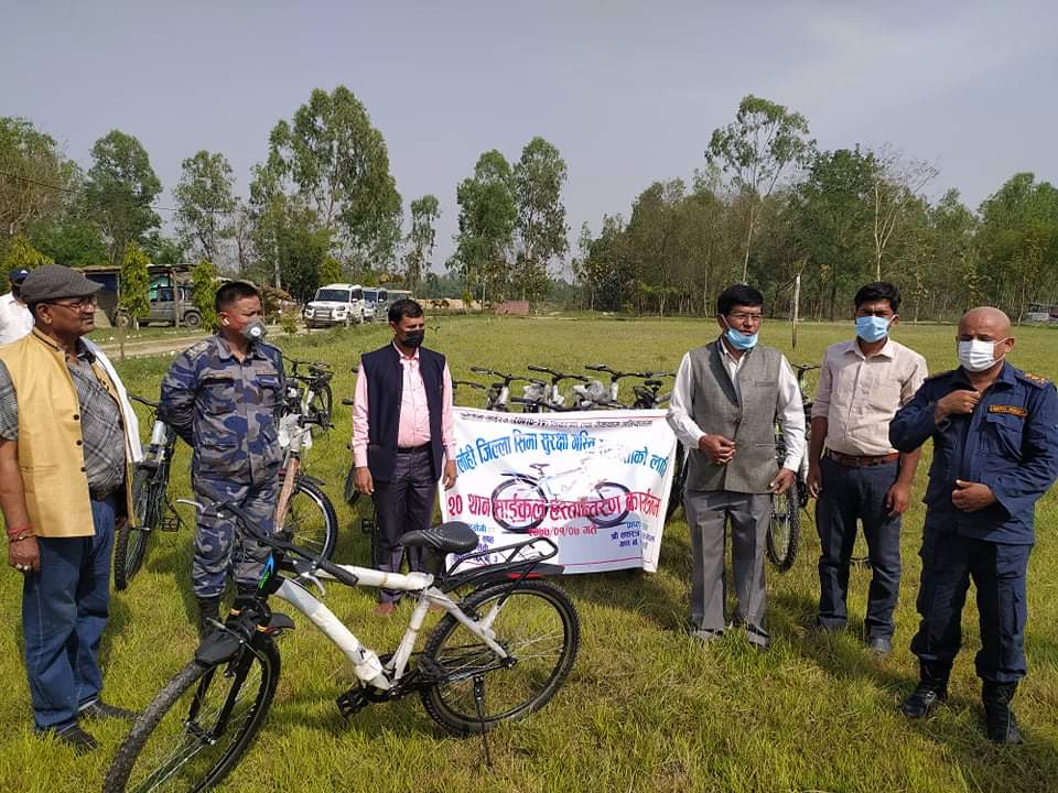 पूर्व सांसद् साहले दिए सिमा सुरक्षामा खटिने सशस्त्र प्रहरीलाई साईकल