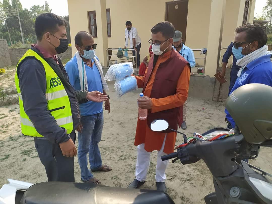 पूर्व सांसद् नरेन्द्र साहद्वारा संचारकर्मीलाई मास्क र स्यानिटाईजर प्रदान