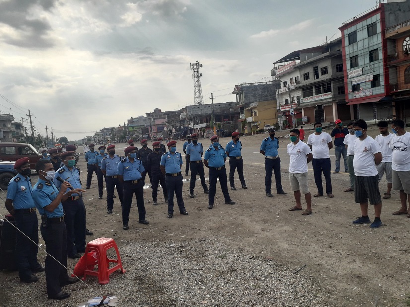 युवाहरुको सहयोगमा लकडाउनलाई अझ प्रभावकारी बनाउदै लालबन्दी प्रहरी