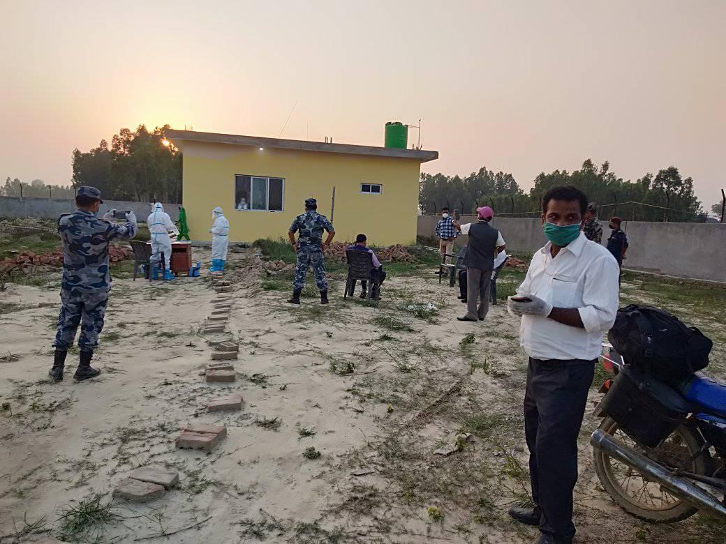 सर्लाही रामनगरकी काेराेना संक्रमित युवतीका अाफन्त सहित २१ जनाकाे स्वाब परीक्षण नेगेटिभ