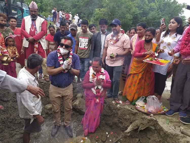 हरिवनका मेयर प्रसाईंले आफू चढ्न गाडी किन्ने पैसाले पुल निर्माण सूरु गरे