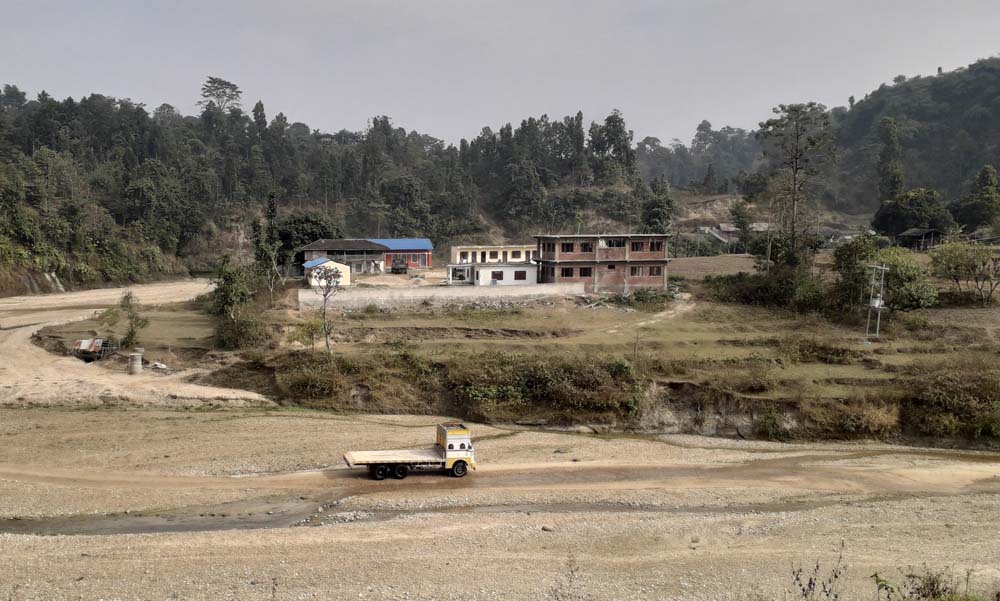 चुरेका विकट गाउँमा यातायात आवागमन बन्द