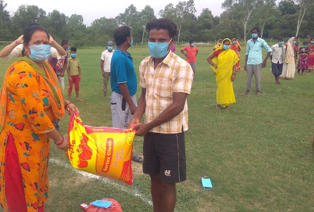 विद्यार्थीले दिए खाजा खर्च जोगाएर विपन्न ६० परिवारलाई राहत