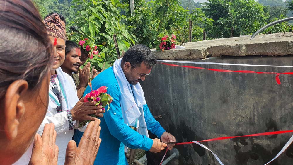 हरिवनको थामी टोलमा खानेपानी पुग्दा स्थानीय खुशी