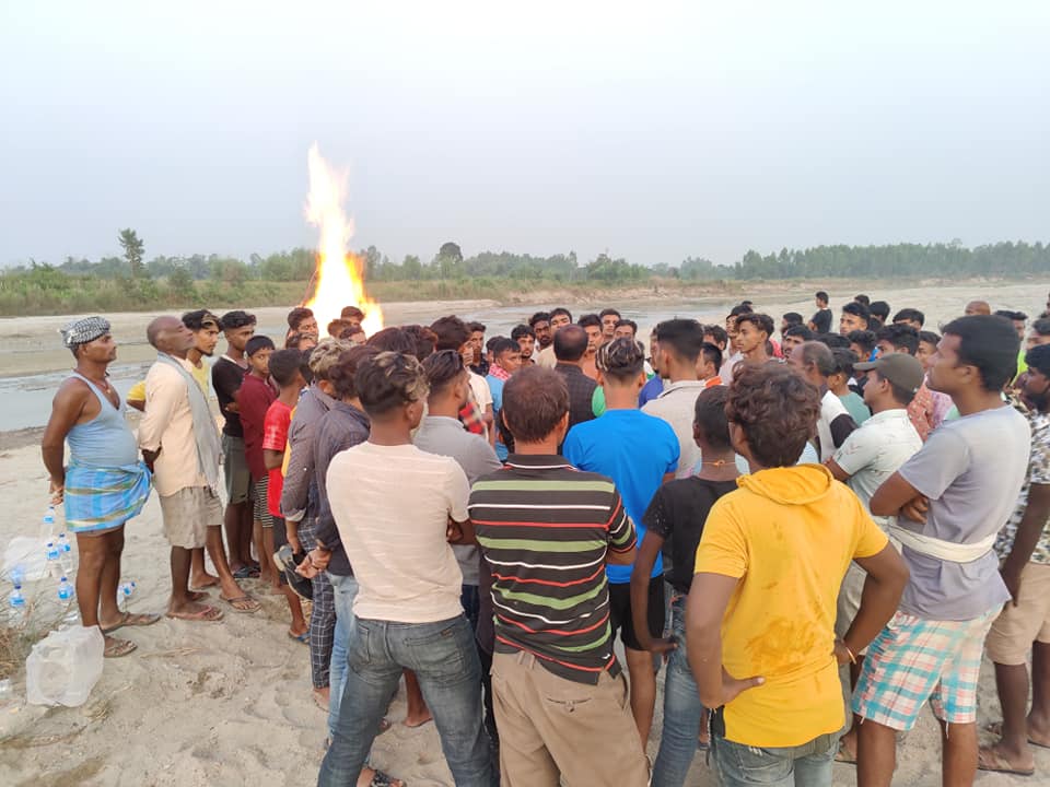 ट्याक्टरको ठक्करबाट मृत्यु भएका युवकको शव राजमार्गमा राखेर प्रदर्शन
