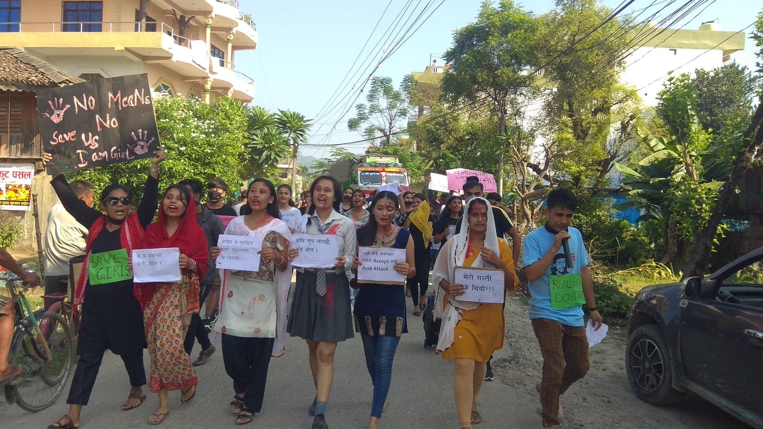 बलात्कार र एसिड आक्रमण विरुद्ध किशोर किशोरीको प्रदर्शन