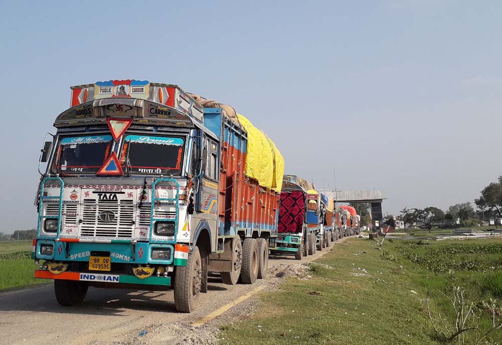 मुख्य नाका बन्द भएपनि अन्य नाकाबाट भारततर्फ निर्वाध रुपमा बाक्लो आवतजावत