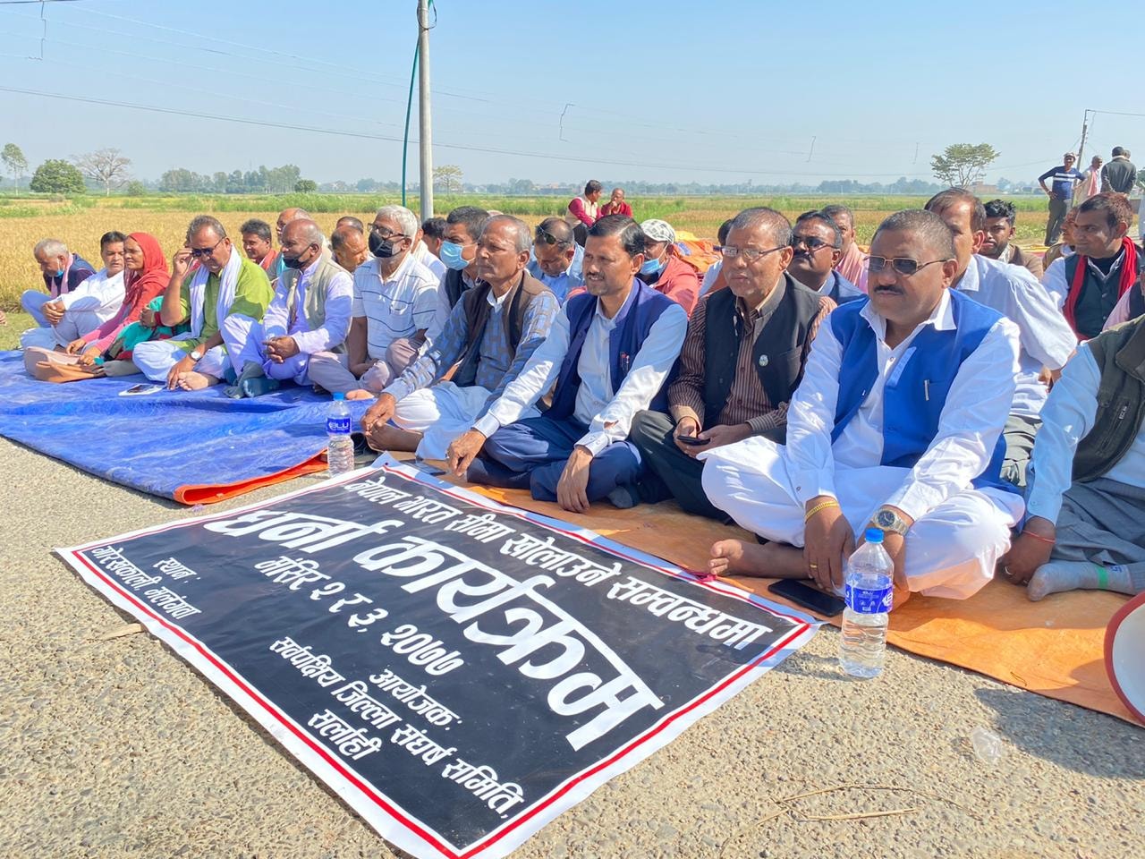 सीमा नाका खुलाउन माग गर्दै मेयर र सांसद नै धर्नामा