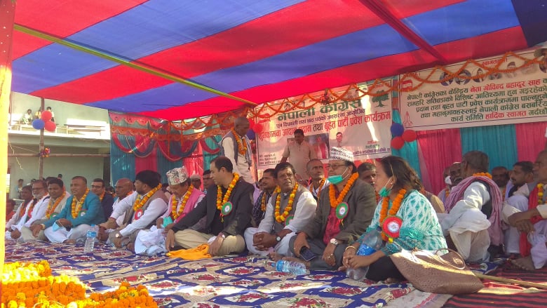 वडाध्यक्षका तीन प्रत्यासीसहित ७५० बढी कांग्रेसमा प्रवेश