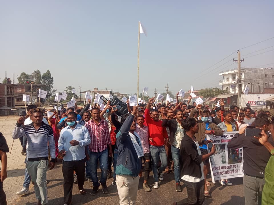 राहत र उपचार खर्च माग्दै राजमार्गमा प्रदर्शन
