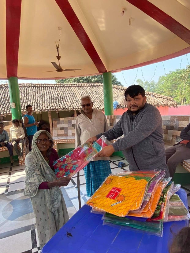 सामाजिक सेवामा सक्रियता देखाउँदै प्रदेश सांसद सिंह, छठमा विपन्न महिलालाई साडी वितरण