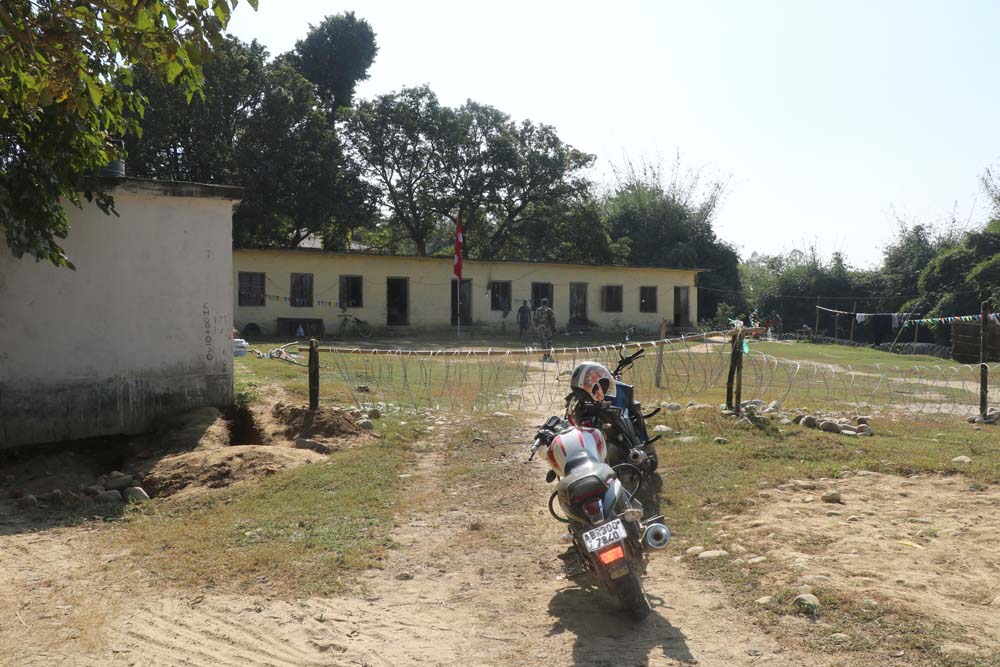 विद्यालयमा सशस्त्र प्रहरीको क्याम्प राखियो, स्थानीयद्वारा विरोध