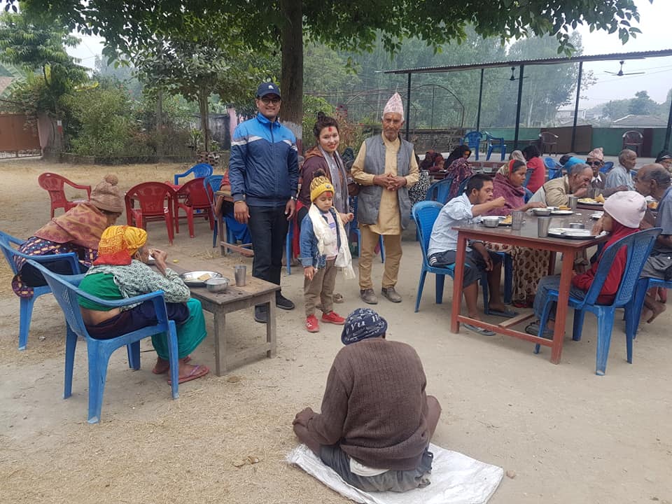 छोराको जन्मदिनमा वृद्धवृद्धालाई मिष्ठान्न भोजन