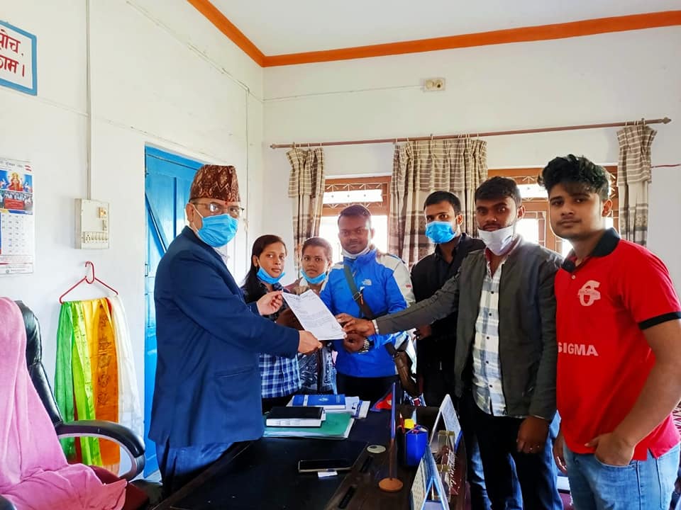 बलात्कारीलाई फाँसीको सजाय माग्दै युवाले बुझाए ज्ञापन पत्र