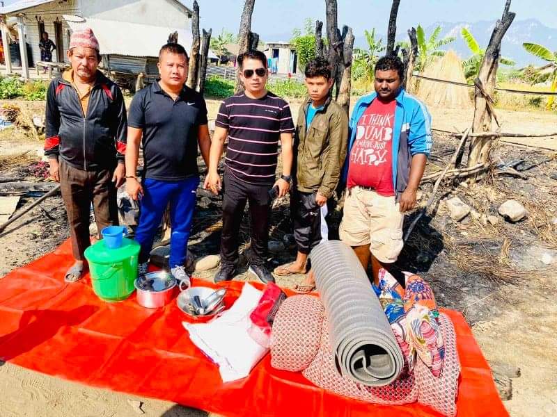 आगलागीपीडित परिवारलाई युवाद्वयकाे सहयाेग
