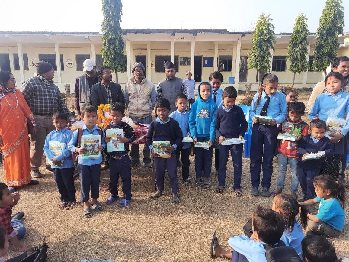 दिवंगत शिक्षिकाको स्मृतिमा अतिविपन्न विद्यार्थीलाई शैक्षिक सामग्री