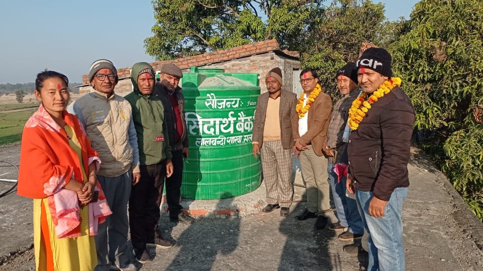सिदार्थ बैंक लालबन्दीले दियो विद्यालयलाई खानेपानी ट्याङकी