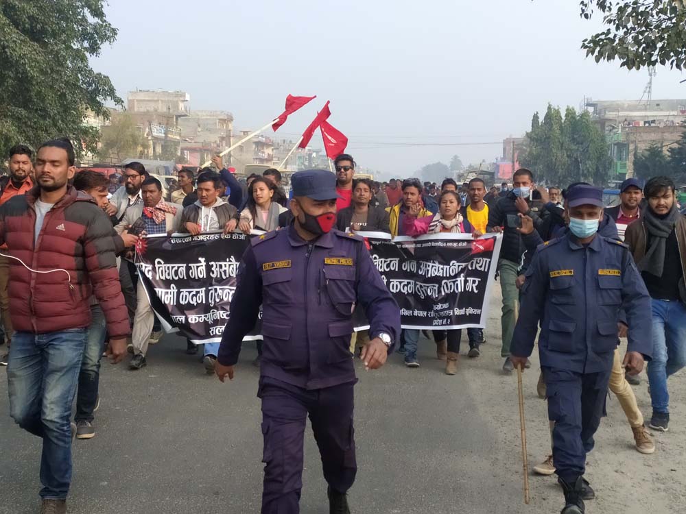 प्रधानमन्त्री ओलीविरुद्ध हरिवनमा नेकपाका नेता कार्यकर्ताको चर्को नाराबाजी