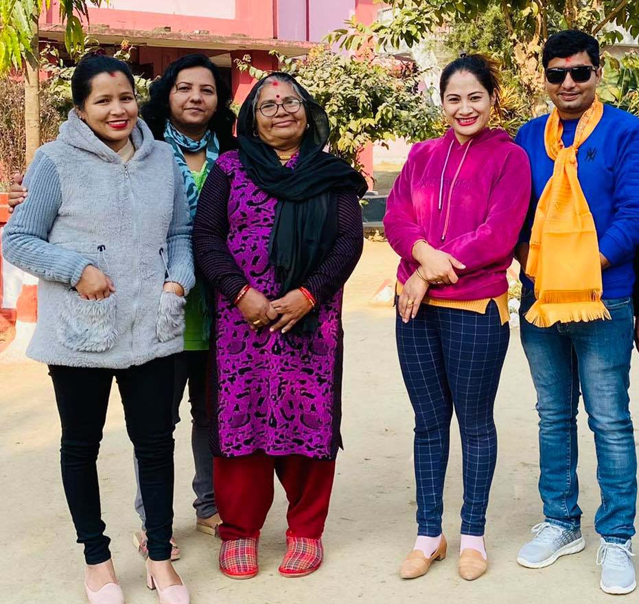 हरिवनका युवा व्यवसायी विनोद महतले वृद्धाश्रममा जन्मदिन मनाए