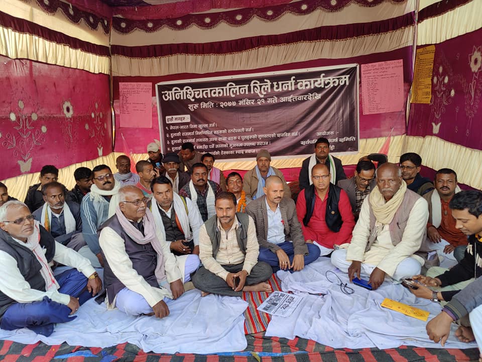 बोर्डर खुलाउन मलंगवामा तीन दिनदेखि निरन्तर धर्ना