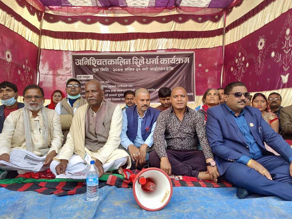 हुलाकी सडक निर्माण र बोर्डर खुलाउन मलंगवामा धर्ना