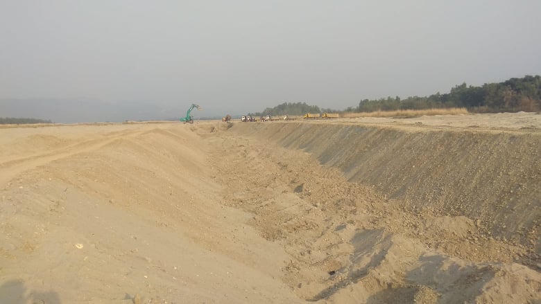 मापदण्ड विपरित खन्दा लखन्देही खोलामा घर डुब्ने खाडल