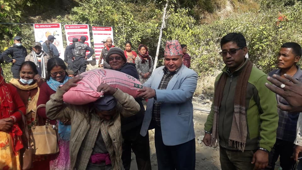 बागमतीले दियो बसबरिया र ईश्वरपुरमा साँढे ५ सय परिवारलाई राहत