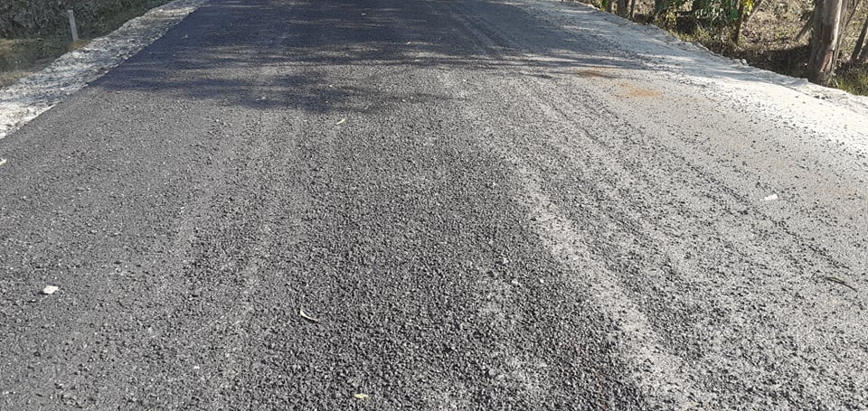 हजरियामा ठेकेदारले लापरबाही गरेको आरोप, ४८ घण्टा पनि टिकेन कालोपत्रे