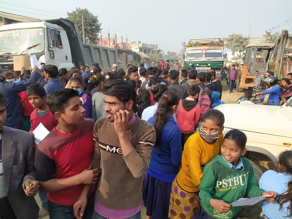पठनपाठनको माग गर्दै विद्यार्थीद्वारा सडक अवरुद्ध