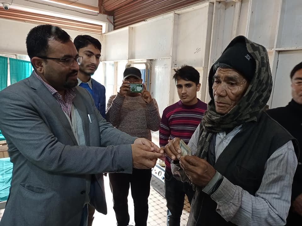 मेयर प्रसाईले उपचार खर्च बेहोर्दै घाईतेलाई थप ५ हजार दिएर घरसम्म ल्याइदिए