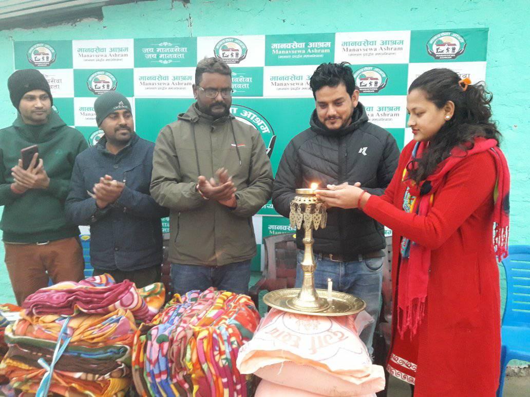 कांग्रेस नेता कार्कीले दिए मानव सेवाश्रमलाई कम्बल र चामल