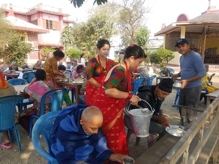 खड्का परिवारद्वारा आश्रमका वृद्धवृद्धालाई भोजन