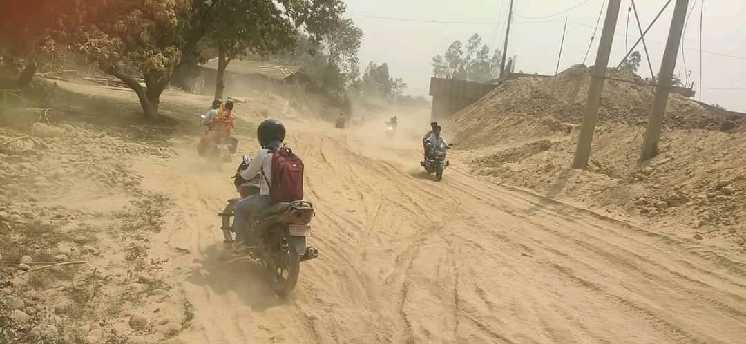 हुलाकी सडकको दुरावस्थाबारे ध्यानाकर्षण गराउन जिल्लाको टोली जनकपुर जाँदै