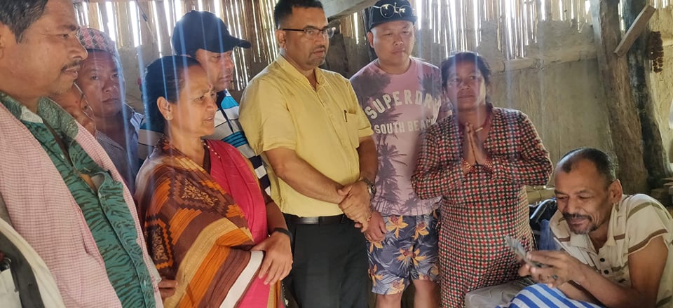 ढाँडको मेरुदण्ड भाँचिएका बजगाईंलाई युवा र मेयरको सहयोग