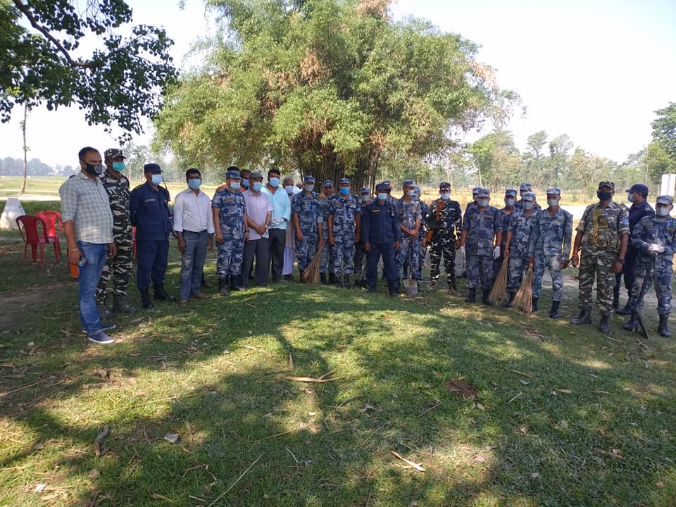 नेपाल र भारत दुवै तर्फका सुरक्षाकर्मीको उपस्थितिमा दशगजा क्षेत्रमा सरसफाई