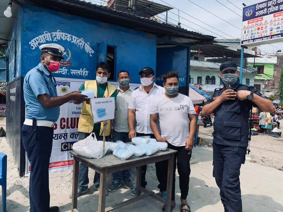 लायन्स क्लबद्वारा ट्राफिक प्रहरीलाई मास्क हस्तान्तरण