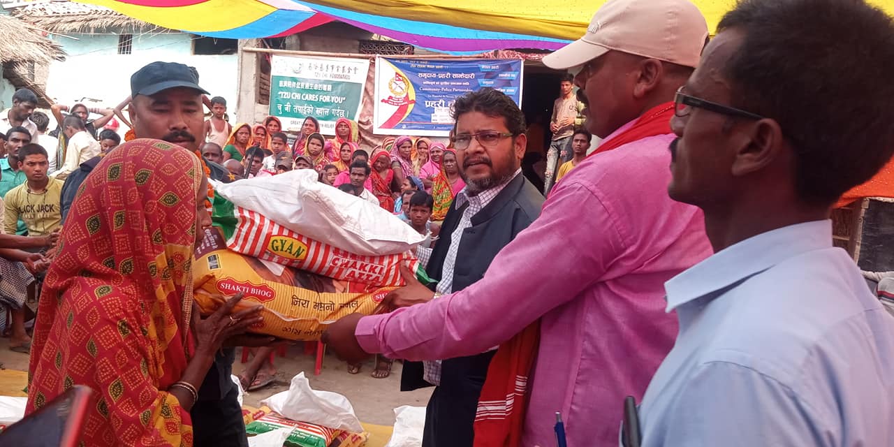 खैर्बा बहुअर्वामा ६४ अतिविपन्न परिवारलाई खाद्यान्न वितरण