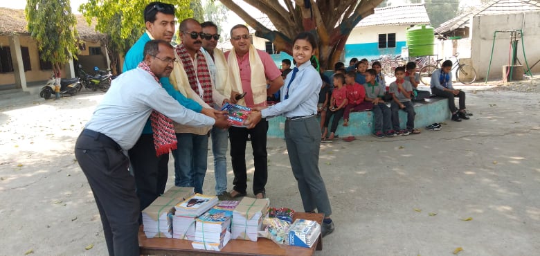 पत्रकार महासंघका अध्यक्ष क्षेत्रीले बाँडे बाल गृहका बालबालिकालाई शैक्षिक सामग्री