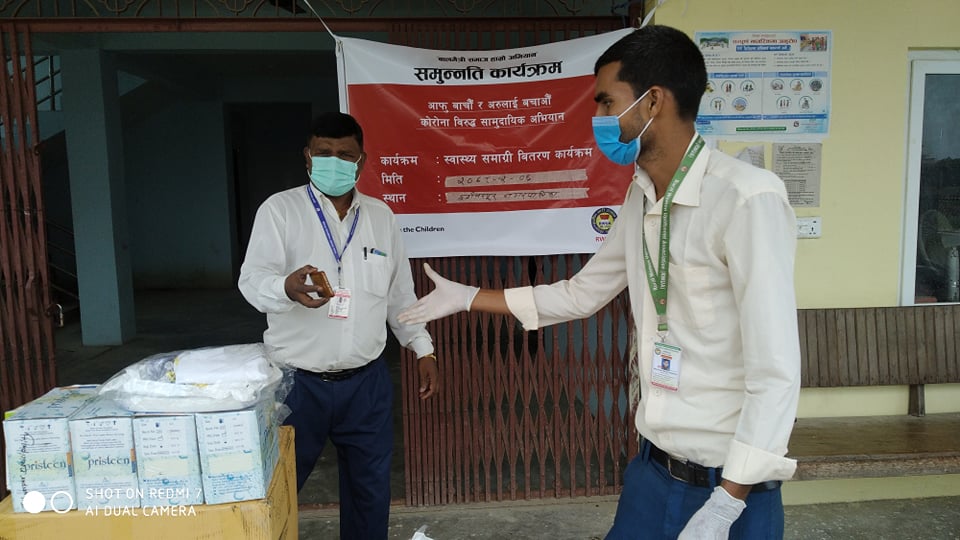समुन्नतीद्वारा ईश्वरपुर नपालाई पीपीई सहित स्वास्थ्य सामग्री प्रदान