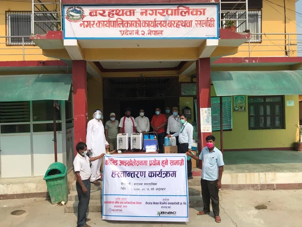 बरहथवालाई हेल्भेटासले दियो अक्सिजन क्न्सेट्रेटर मेशिन सहितका स्वास्थ्य सुरक्षा सामग्री