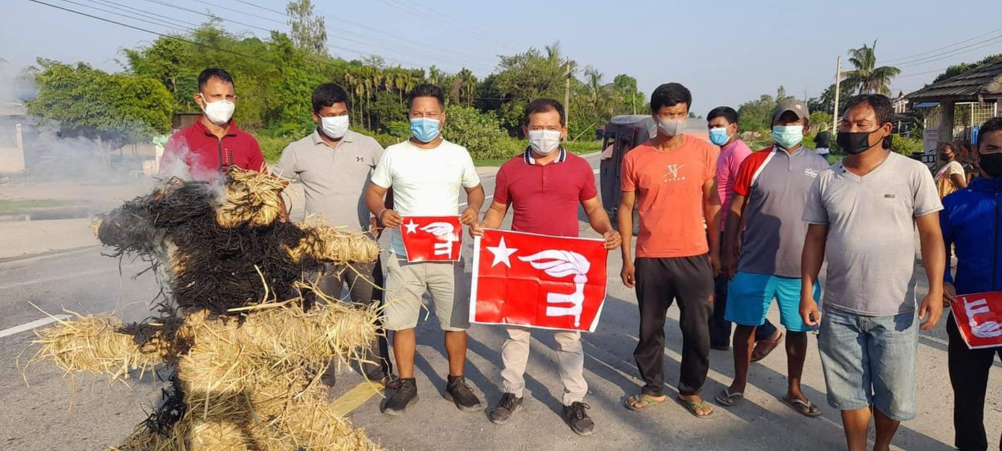 सर्लाहीमा पनि पुर्व जनमुक्ति सेना र वाईसिएलले प्रधानमन्त्री र राष्ट्रपतिको पुत्ला जलाए