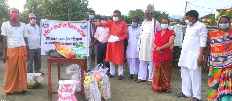 संक्रमितको घर-घरमा पोषण र स्वास्थ्य सुरक्षा सामग्री पुर्याउँदै हरिवनका मेयर प्रसाईं