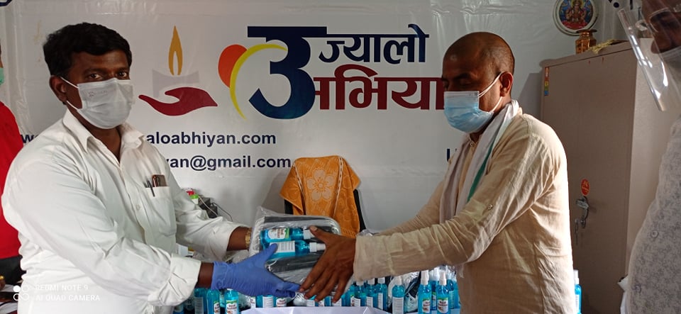 भोरले दियो पत्रकार महासंघ सर्लाहीलाई ४० पोका मास्क र ४० बोतल सेनिटाईजर