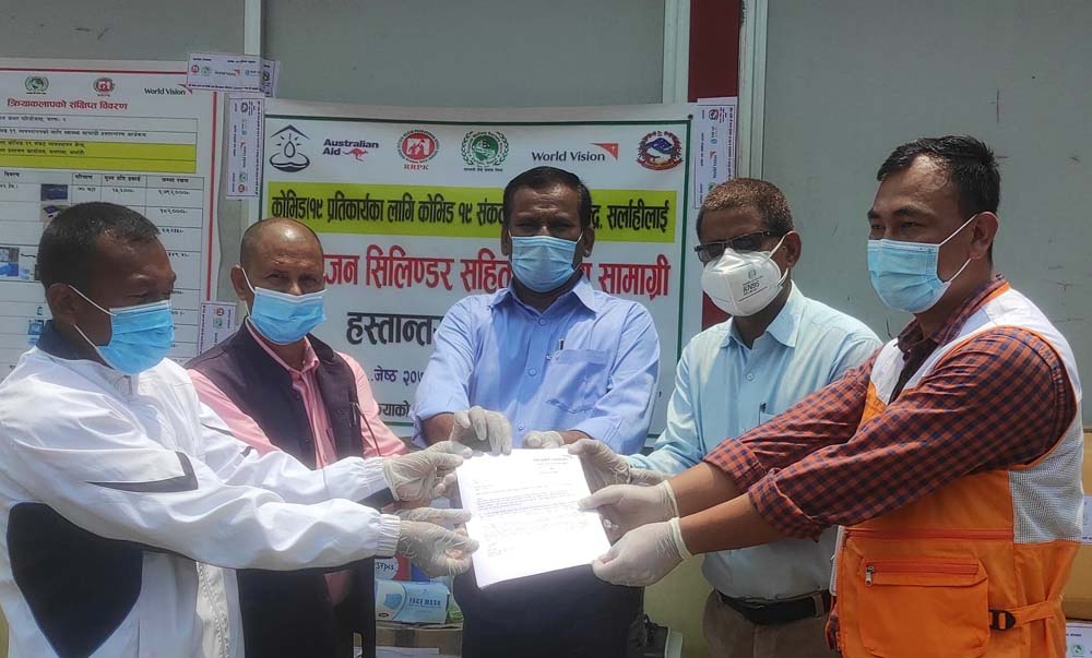 डीसीएमसी सर्लाहीलाई अक्सिजन सिलिण्डर र कन्सेट्रेटर सहित २५ लाखको सामग्री प्राप्त