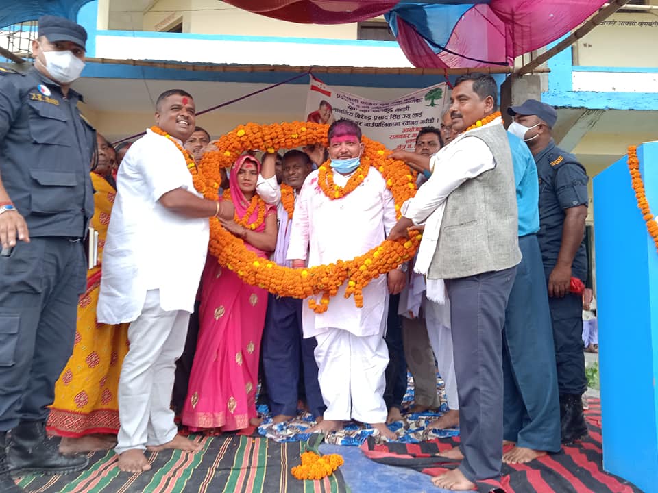 मन्त्री सिंहलाई सर्लाहीको रामनगरमा ४० किलोको मालाले सम्मान