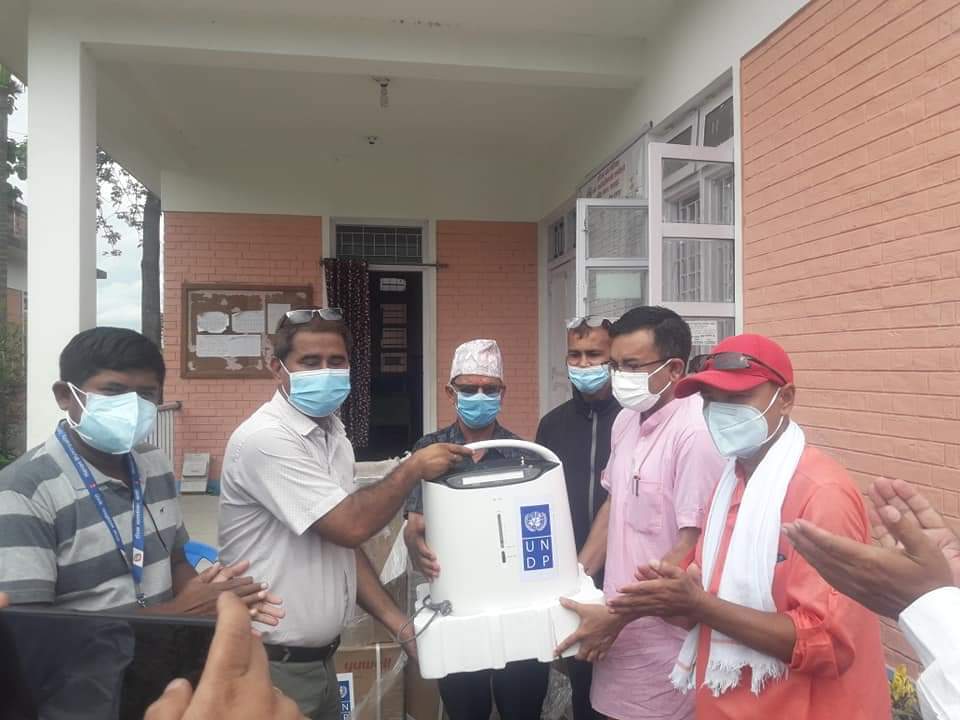 कोभिड अस्पताल सासापुरलाई पाँच थान अक्सिजन कन्सेट्रेटर सहयोग