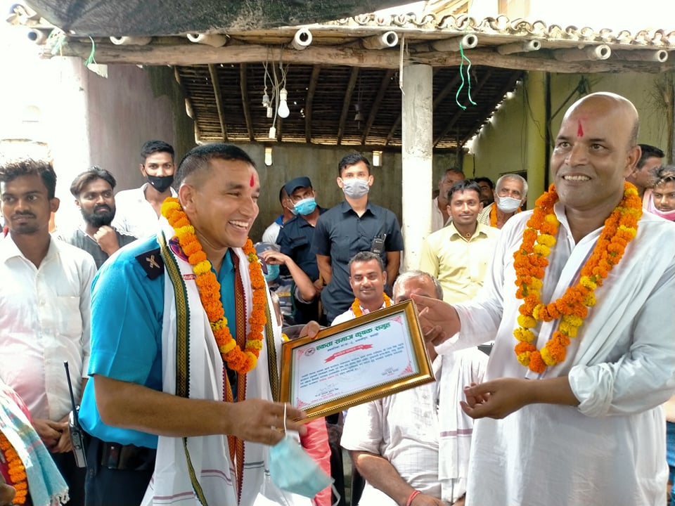 जसपा नेताको घरमा कांग्रेस नेता सिंहलाई सम्मान !